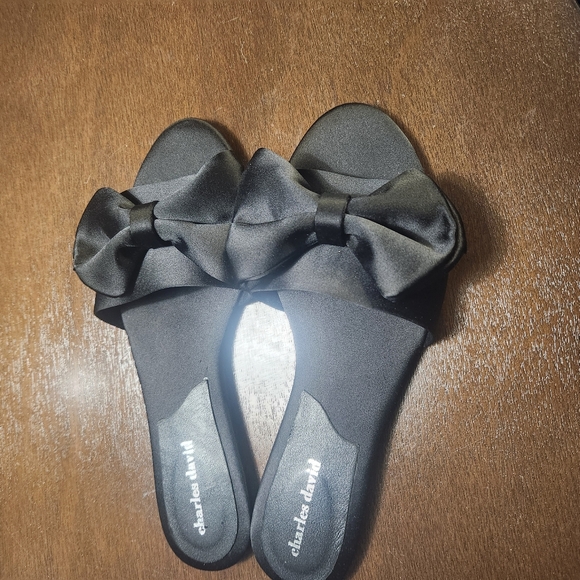 Black satin with bow Charles David flat slide. - Picture 3 of 4